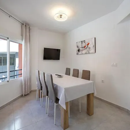 Urban Escape Apartment *